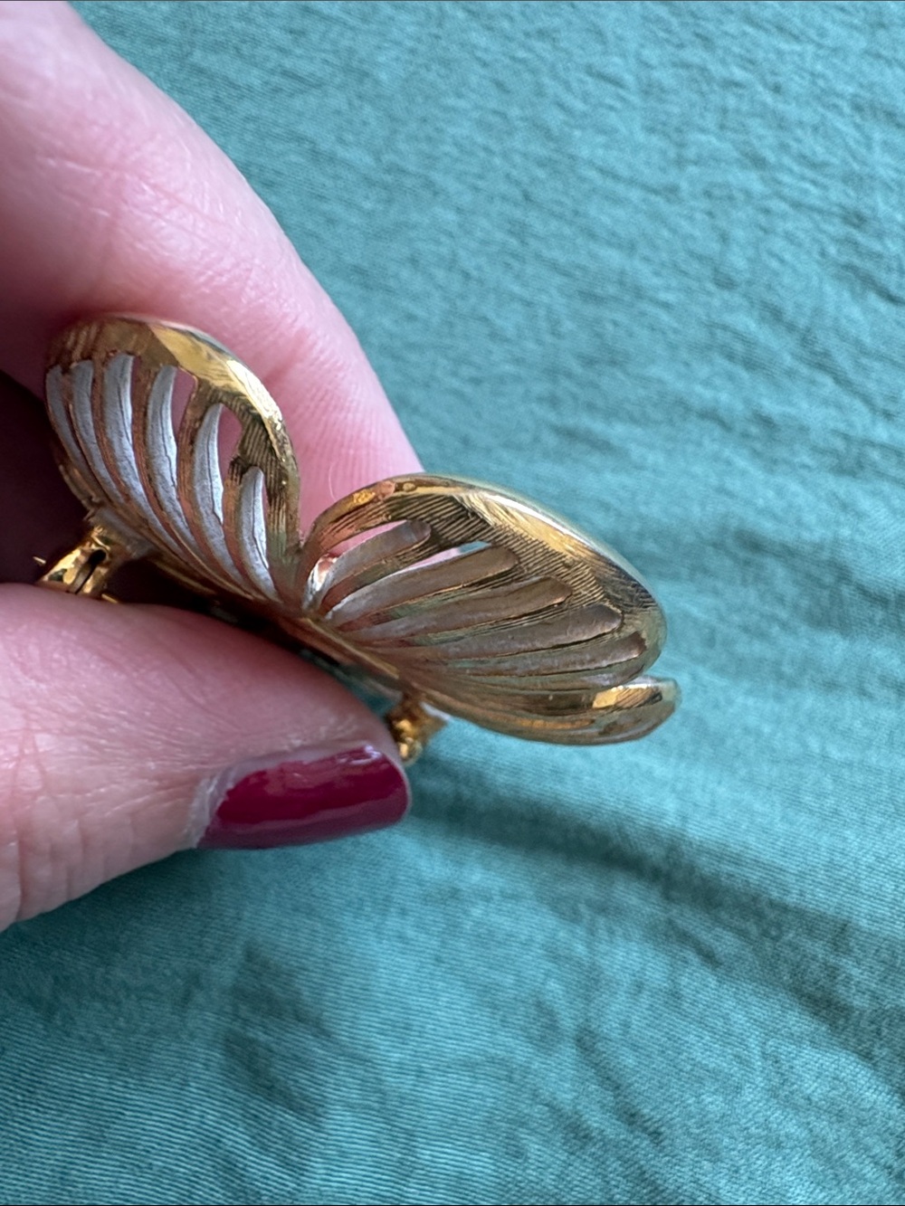 Monet White and Gold Enamel Flower Brooch - Picture 7 of 13